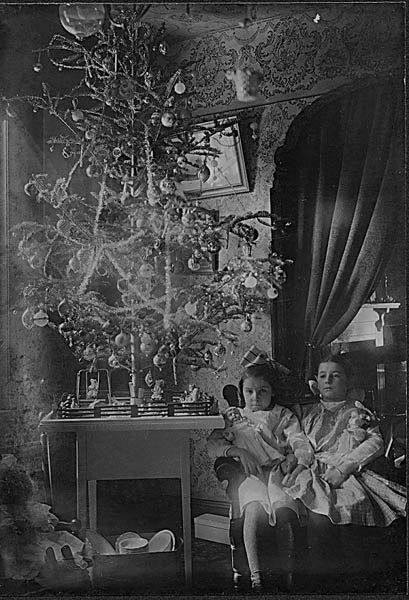 Banthem children at Christmas of Harrison Street in Wilmington Delaware circa 1900