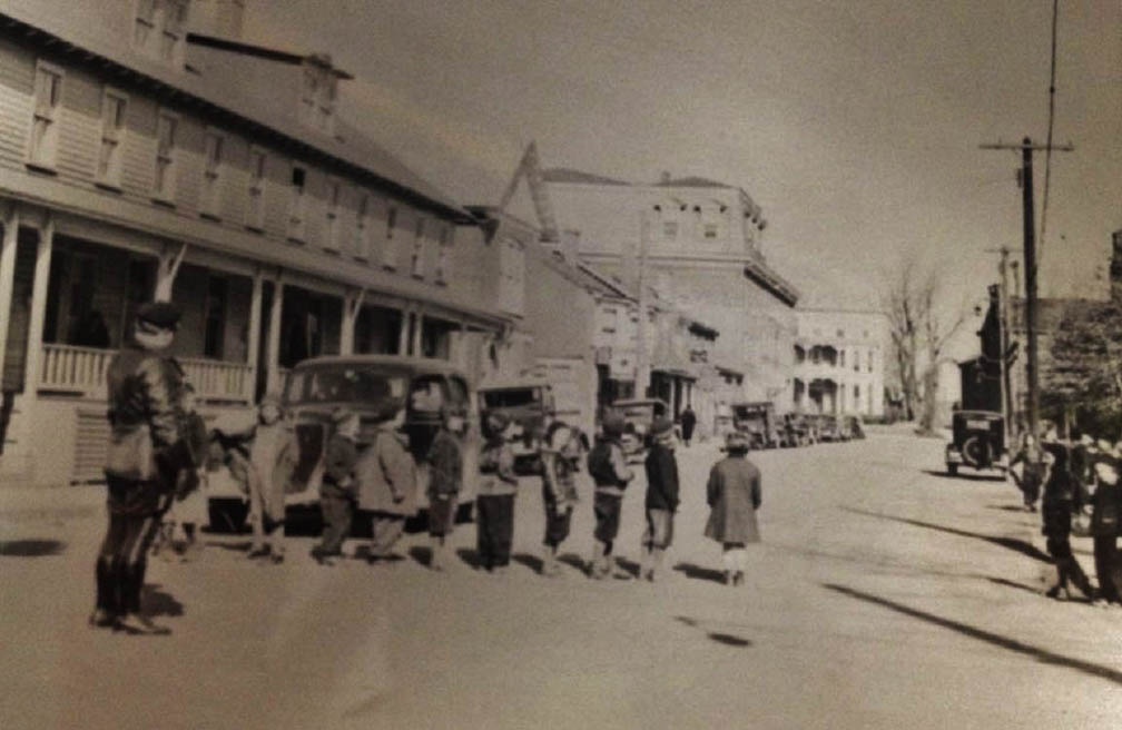 Chief Cunningham crosses school children at East Delaware Avenue and Academy Street in Newark DE circa 1930s