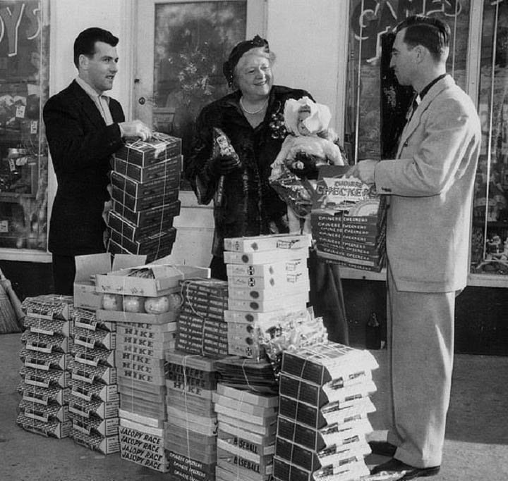 Christmas Shopping on Market Street in WILM DE 1940s