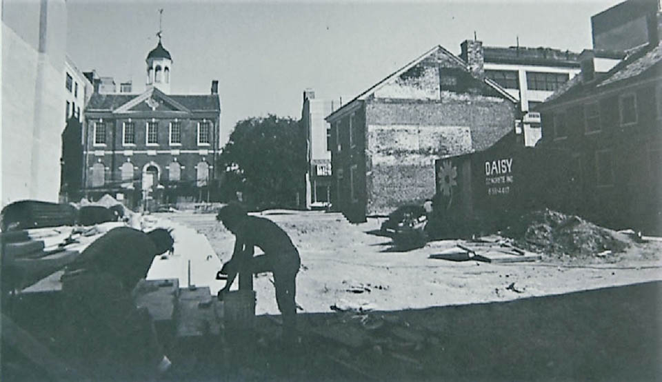 CONSTRUCTION IN FRONT OF WILLNGTON SQUARE AND OLD TOWN HALL IN WILM DE 1976