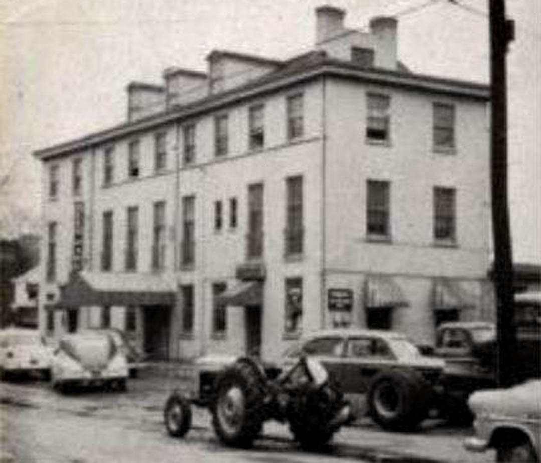 DEER PARK TAVERN WITH TRACTOR on Main Street in Newark DE EARLY 1950s
