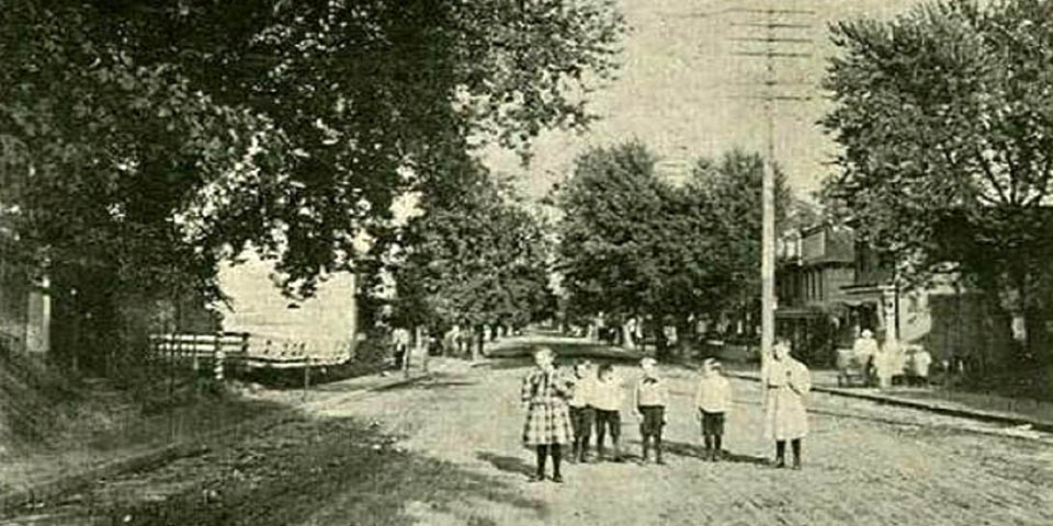 Kids on Main Street in Newark Delaware 1906