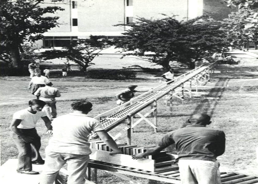 UNIVERSITY OF DELAWARE BOOK STORE RESTOCKING IN 1964