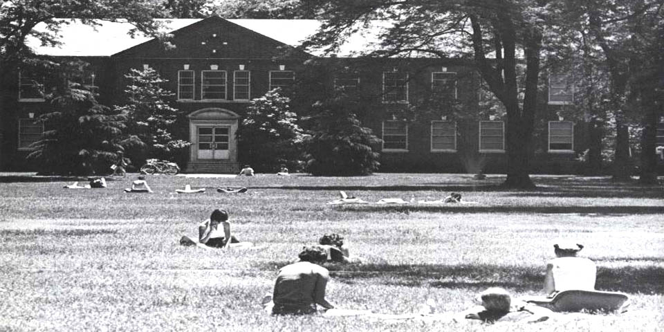 University of Delaware STUDENTS SITTING ON THE GREEN IN THE SPRING OF 1975