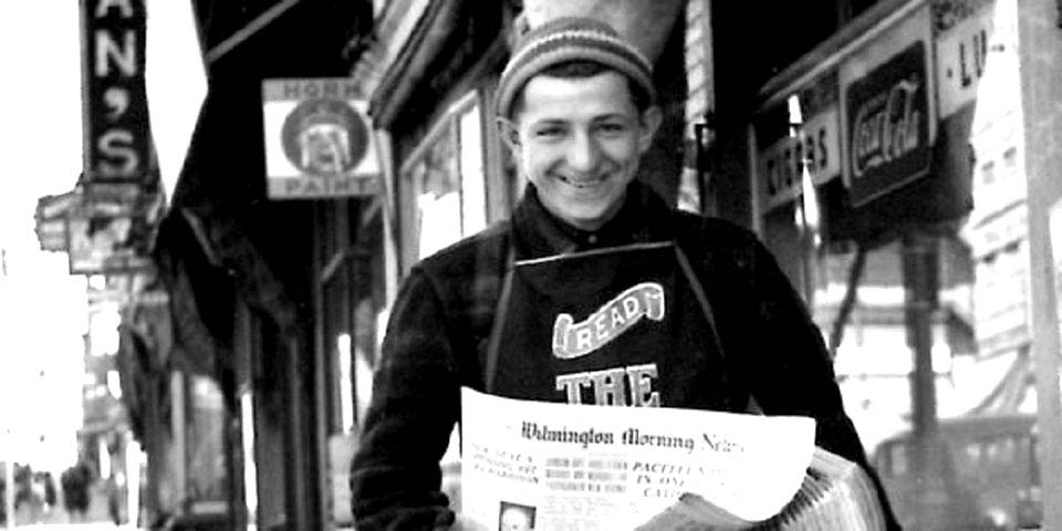 WILMINGTON MORNING NEWS PAPER GUY IN WILMINGTON DELAWARE CIRCA