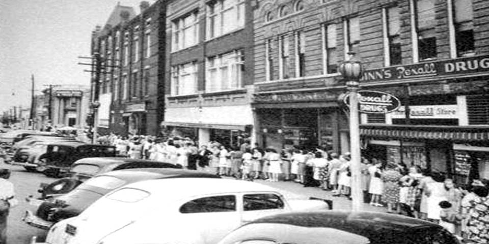 Women lined up to buy nylons at Braunsteins store on Market St in Wilmington 1939